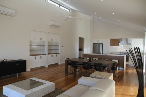 The Carnarvon Luxury Canal Home - Hotels Melbourne 3