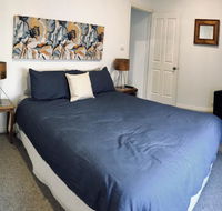 The Light and Bright Yellow Beach House - Hotels Melbourne