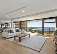 The Penthouse  Point Cartwright - INSTANT HOTEL WINNER 2019 - Hotels Melbourne