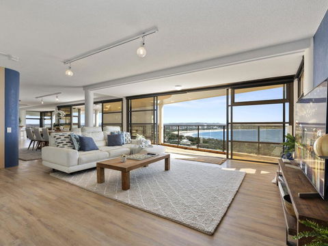 The Penthouse @ Point Cartwright - INSTANT HOTEL WINNER 2019 - Hotels Melbourne 0