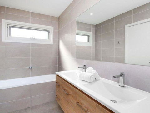 The Wharf House - Budgewoi - Hotels Melbourne 3