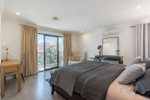 ULTRA SPACIOUS STYLISH HOME IN PRESTONS - SYDNEY - Hotels Melbourne 2