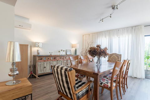 ULTRA SPACIOUS STYLISH HOME IN PRESTONS - SYDNEY - Hotels Melbourne 1