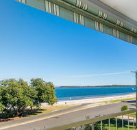 VIEWS VIEWS VIEWS Front Top Floor Waterfront Unit - Chnook Apartments South Esp Bongaree - Hotels Melbourne