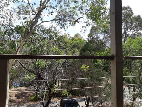 Elevated Holiday House Overlooks Tranquil Wetlands - Hotels Melbourne 10