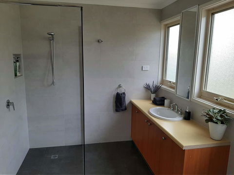 Elevated Holiday House Overlooks Tranquil Wetlands - Hotels Melbourne 3