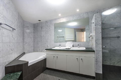 Emerald Noosa - Hotels Melbourne 10