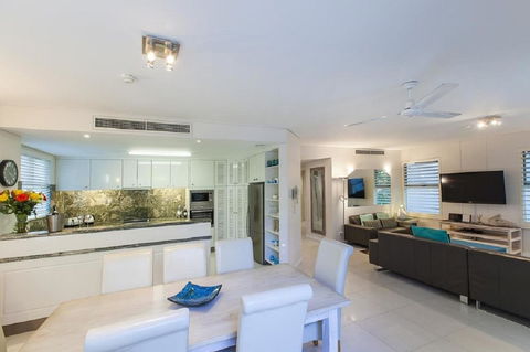 Emerald Noosa - Hotels Melbourne 9