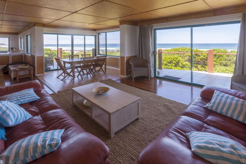 White Waves On The Beach - Hotels Melbourne 3