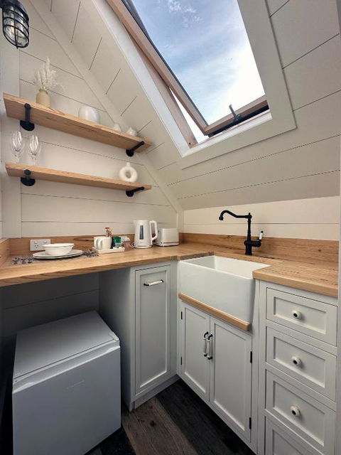 A Majestic Victorian Private Rear Access Quarters - Hotels Melbourne 3
