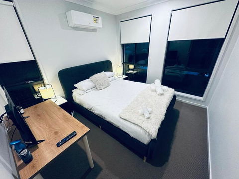 A Private Ensuite With AC And TV - Hotels Melbourne 4
