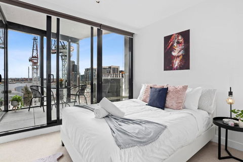 A Stylish 2BR Apt With FREE Parking - Hotels Melbourne 1