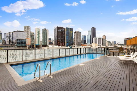 A Stylish 2BR Apt With FREE Parking - Hotels Melbourne 3