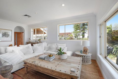 Absolute Beachfront Luxury In Narrabeen - Hotels Melbourne 4