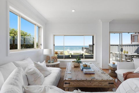Absolute Beachfront Luxury In Narrabeen - Hotels Melbourne 3