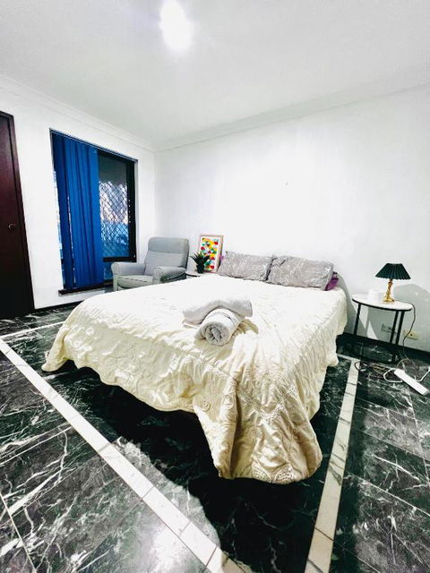 Affordable Beautiful Queen Bedroom Near City Swan River Fremantle University - Hotels Melbourne 0