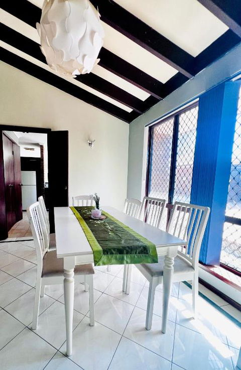 Affordable Beautiful Queen Bedroom Near City Swan River Fremantle University - Hotels Melbourne 3