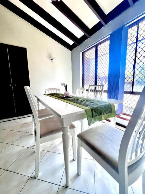 Affordable Beautiful Queen Bedroom Near City Swan River Fremantle University - Hotels Melbourne 4