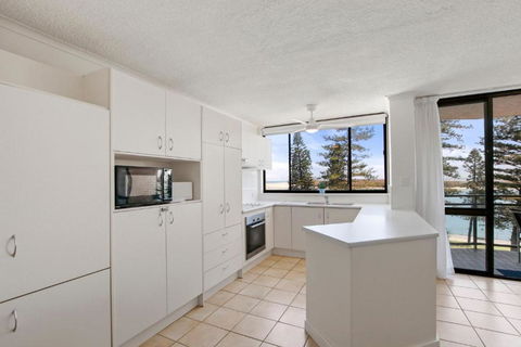 Allamanda, Unit 11, 32 Esplanade, Bulcock Beach - Hotels Melbourne 2