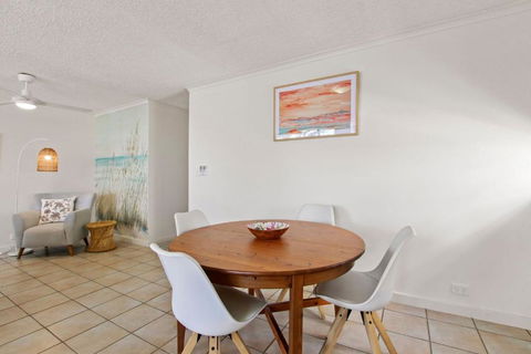 Allamanda, Unit 11, 32 Esplanade, Bulcock Beach - Hotels Melbourne 3