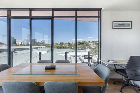 Aloft At Era With Sweeping Balcony Views - Hotels Melbourne 2