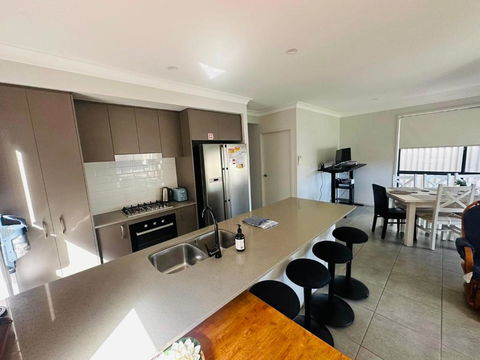 Amazing Air Austral With AC And Built-in Wardrobe - Hotels Melbourne 4