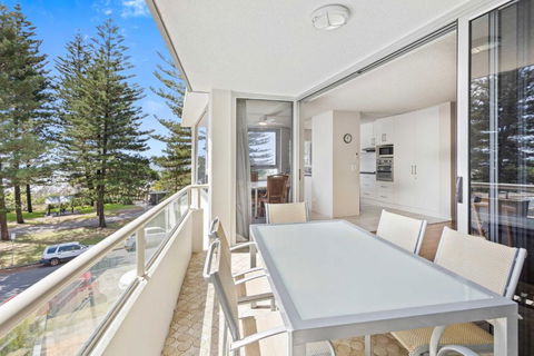 Ambassador Beachfront Apartments - Hosted By Burleigh Letting - Hotels Melbourne 4