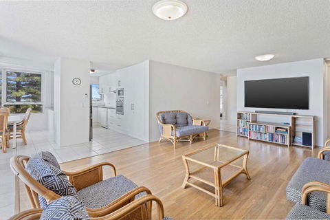 Ambassador Beachfront Apartments - Hosted By Burleigh Letting - Hotels Melbourne 3