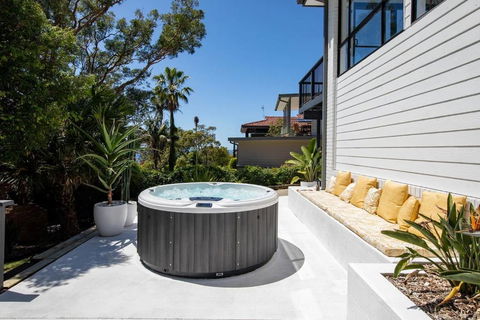 Aqua Vistas - Coastal Gem With Serene Spa Experience - Hotels Melbourne 0