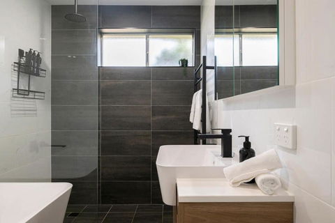 Artful Abode - Duntryleague, Vibrant Decor - Hotels Melbourne 2