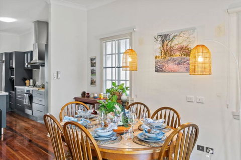 Artistic Queenslander With Park Views - Near City! - Hotels Melbourne 0