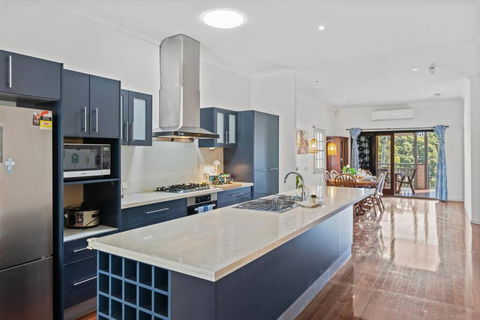 Artistic Queenslander With Park Views - Near City! - Hotels Melbourne 2