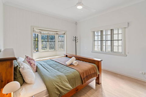 Artistic Queenslander With Park Views - Near City! - Hotels Melbourne 4