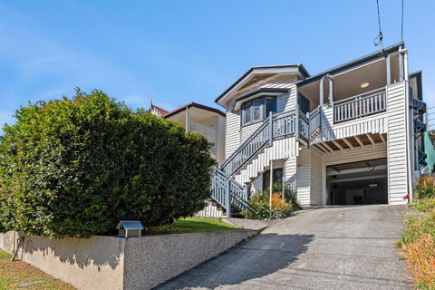 Artistic Queenslander With Park Views - Near City! - Hotels Melbourne 1