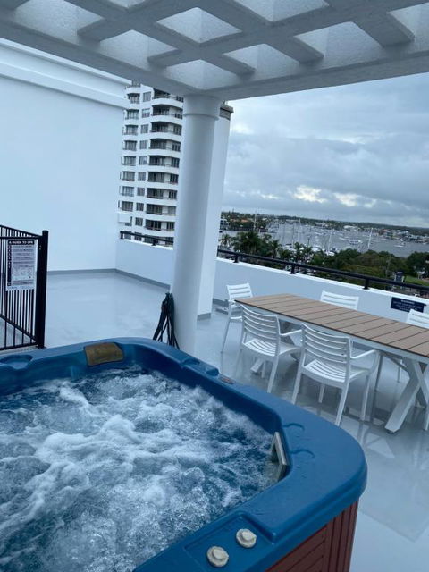 At The Beach Mooloolaba, Private Rooftop With Spa, 50m To Beach, Surfclub And Esplanade - Hotels Melbourne 0