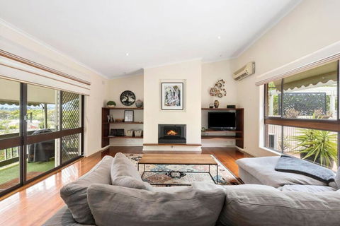 At The Hilltop - Sleeps 10 - Hotels Melbourne 0