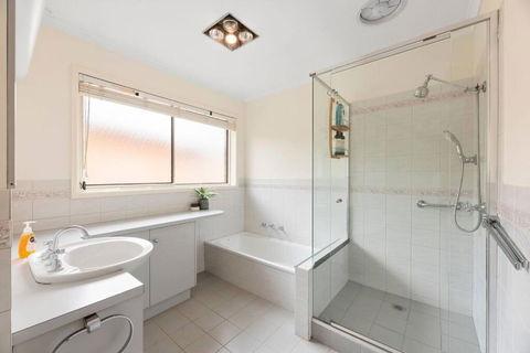 At The Hilltop - Sleeps 10 - Hotels Melbourne 1