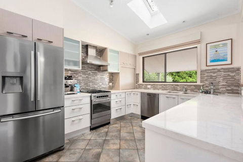 At The Hilltop - Sleeps 10 - Hotels Melbourne 3