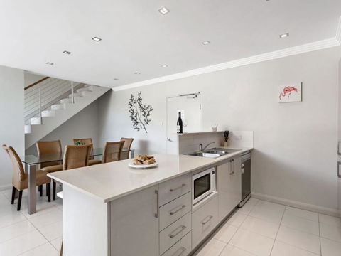 Aura Apartments Unit 13 59 Shoal Bay Road - Hotels Melbourne 4