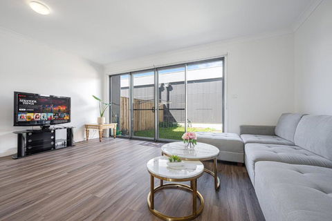 Austral Warm 4br House With Parking&WiFi - Hotels Melbourne 0