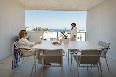 Azure Oceanside Apartment At Kings Beach - Hotels Melbourne 3