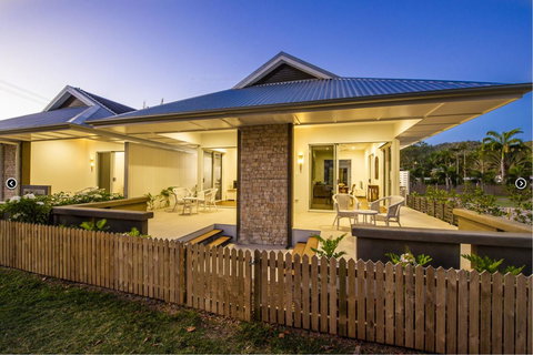 Reflections Topaz Villa 2 - Hotels Melbourne 9