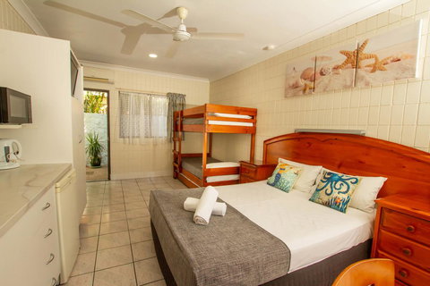 Tropical Palms Resort & 4WD Hire - Hotels Melbourne 3