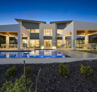 Luxury Canal Front Holiday House - Hotels Melbourne