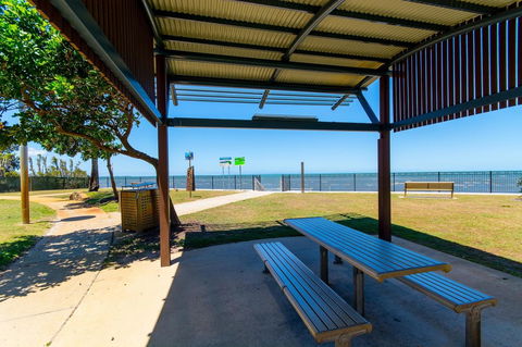 Waterviews,Pool, Wifi Its All Here !- Welsby Pde, Bongaree - Hotels Melbourne 18
