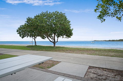 Waterviews,Pool, Wifi Its All Here !- Welsby Pde, Bongaree - Hotels Melbourne 20