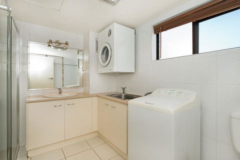 Waterviews,Pool, Wifi Its All Here !- Welsby Pde, Bongaree - Hotels Melbourne 9