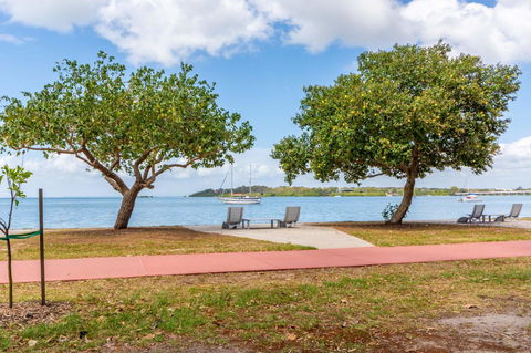 Charm And Comfort In This Ground Floor Unit With Water Views! Welsby Pde, Bongaree - Hotels Melbourne 15