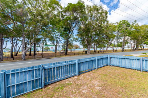 Charm And Comfort In This Ground Floor Unit With Water Views! Welsby Pde, Bongaree - Hotels Melbourne 12