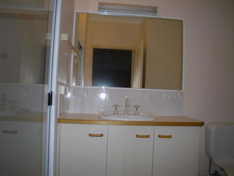 Ground Floor, Family Unit On The Canal With Free WIFI! - Hotels Melbourne 3